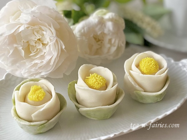 練りきりでつくった「夏椿」 - 妖精たちがお茶を飲みにきたら