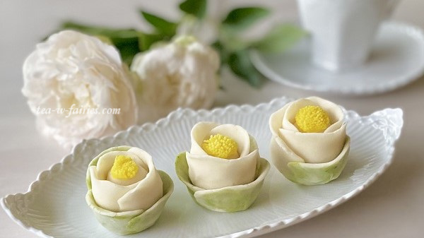 練りきりでつくった「夏椿」 - 妖精たちがお茶を飲みにきたら