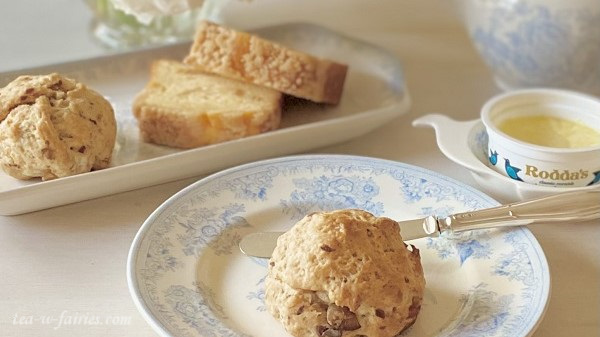 Shozo のスコーンとパウンドケーキ 妖精たちがお茶を飲みにきたら